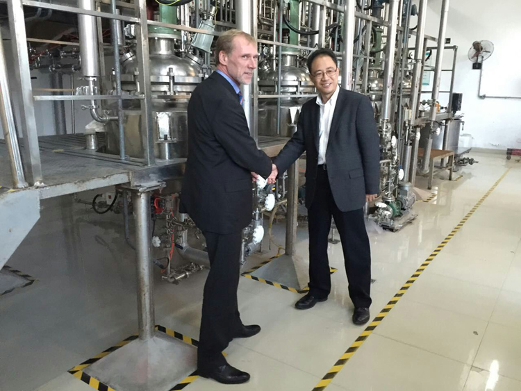 德国BASF公司技术副总裁Bernd Sachweh、北京化工大学陈建峰教授在厦门纳诺泰克科技有限公司的生产中心