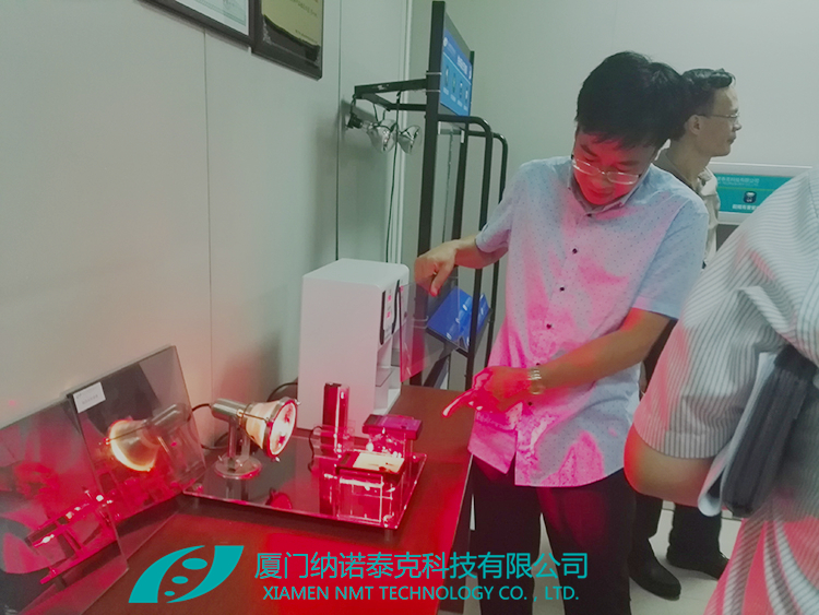 纳诺泰克技术总监沈志刚博士正在演示红外照射灯